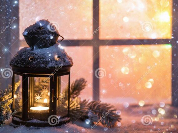 decoración-del-invierno-con-una-palmatoria-cerca-de-la-ventana-nevada-99538400